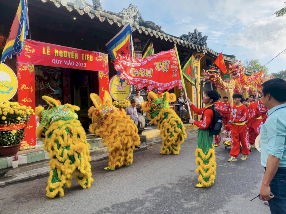 The lively festive atmosphere at Cua Ong Temple